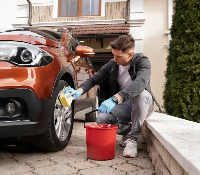 Lavage auto à domicile Mézy-sur-Seine : professionnel intervenant sur un véhicule